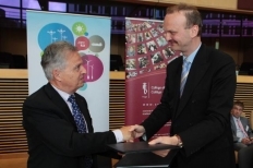Director General Ristori (left) and Rector Monar (right) shaking hand